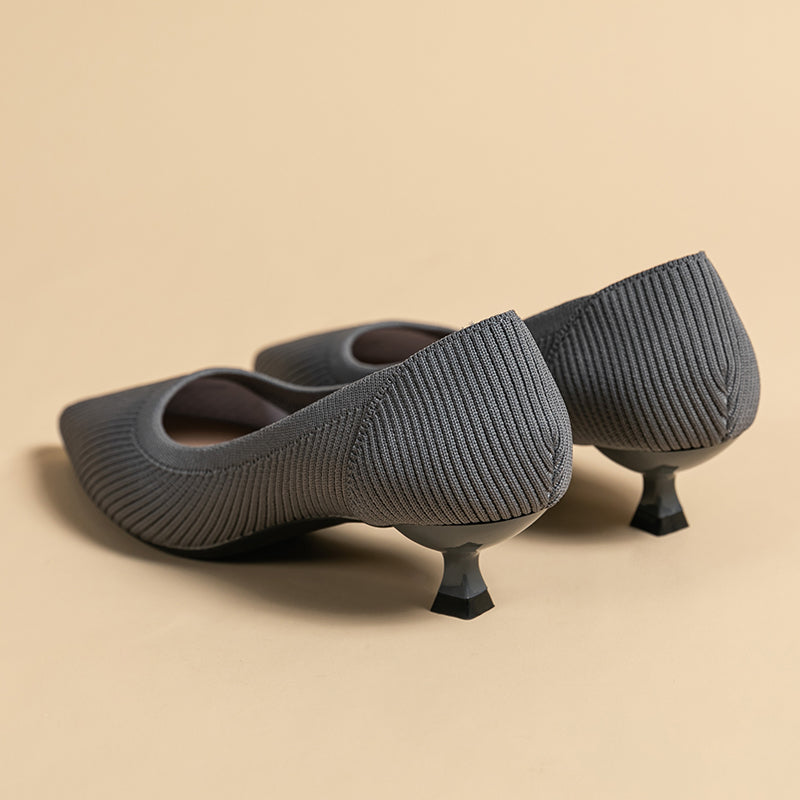 尖ったトゥの浅口プリンセスパンプス・ミドルハイヒール