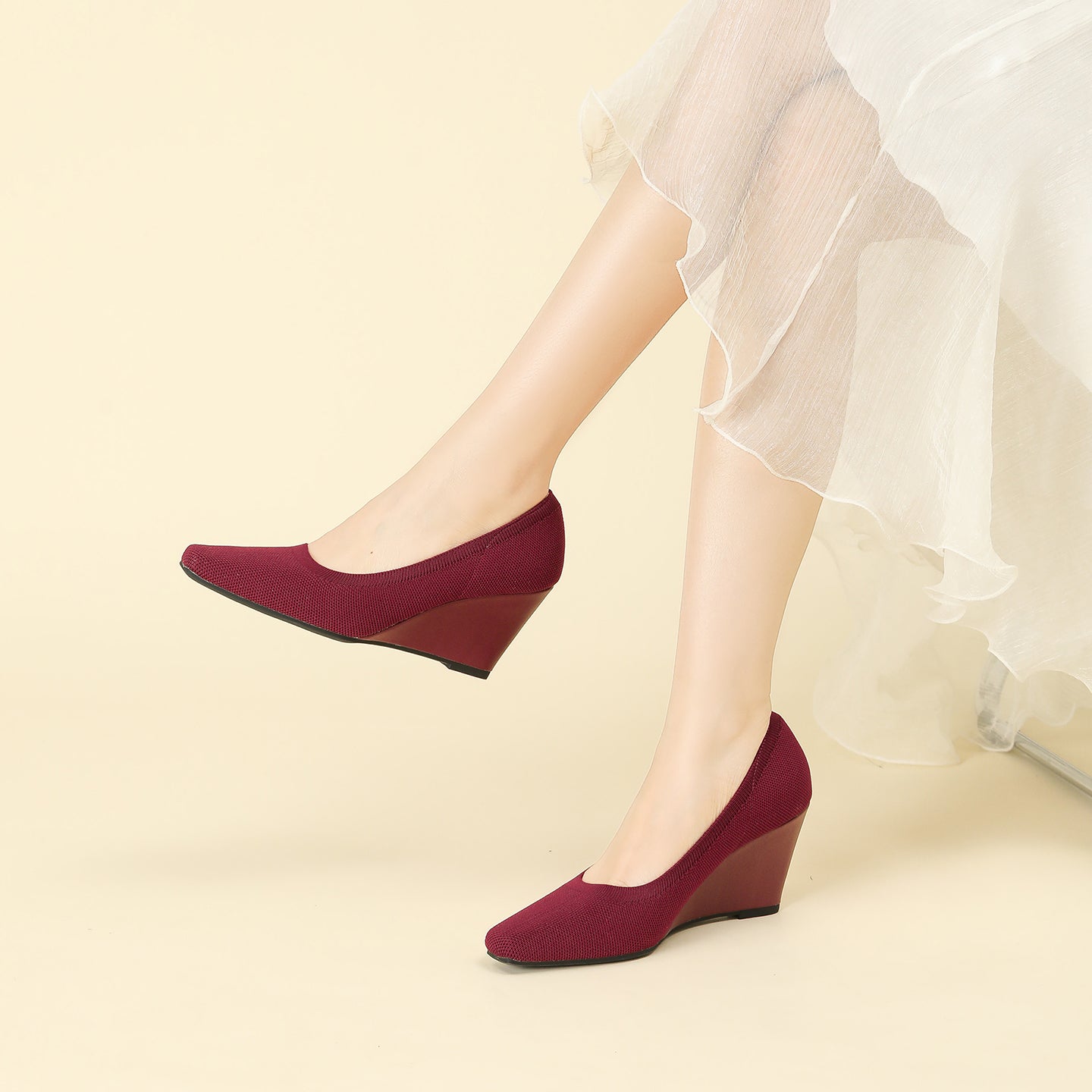 8cmウェッジヒールのストレッチニットパンプス