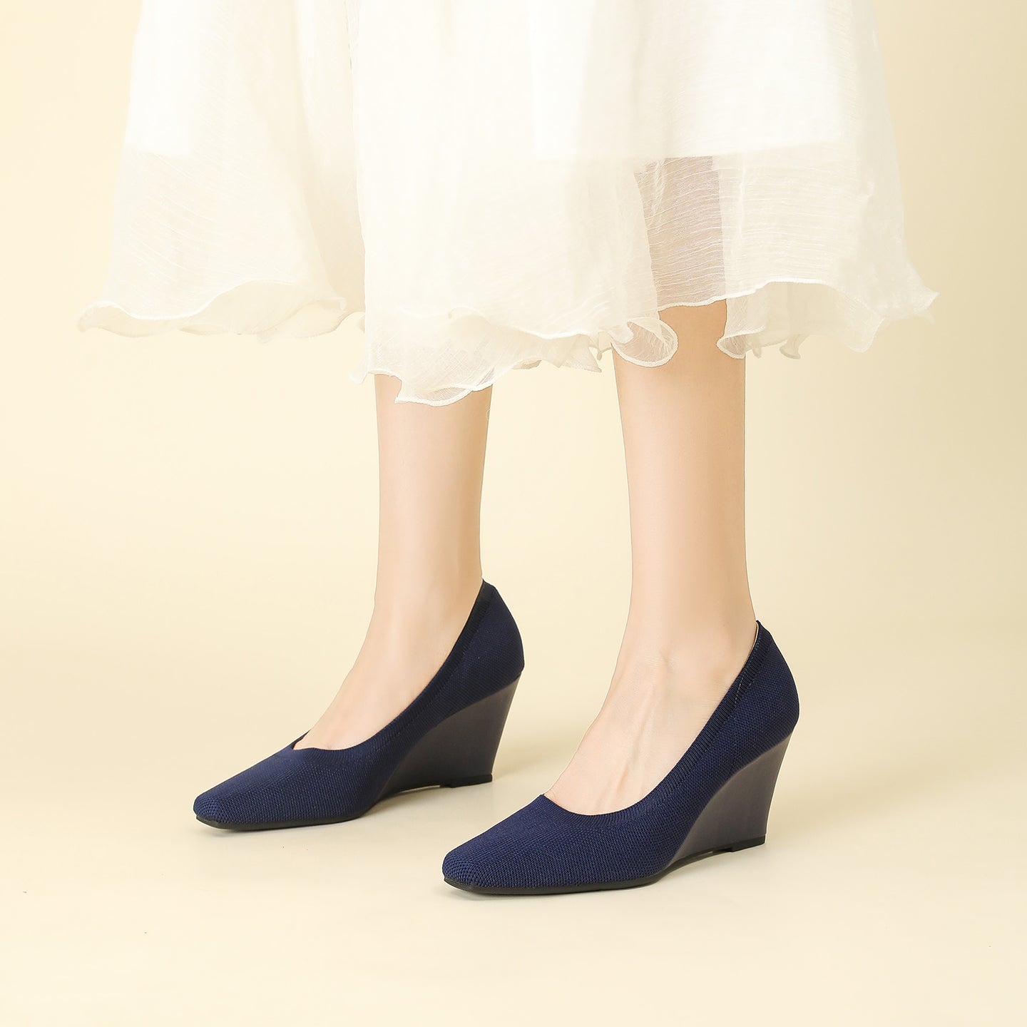 8cmウェッジヒールのストレッチニットパンプス