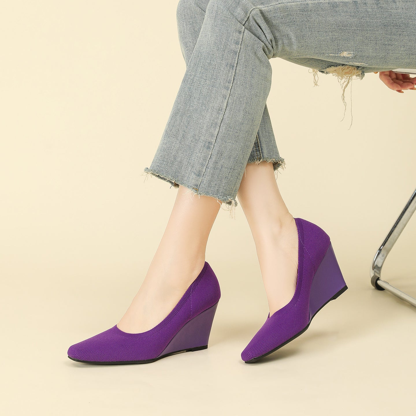 8cmウェッジヒールのストレッチニットパンプス