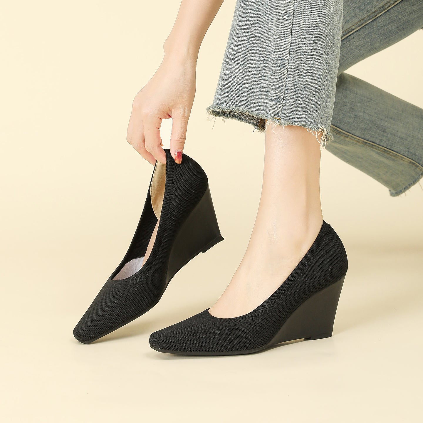 8cmウェッジヒールのストレッチニットパンプス