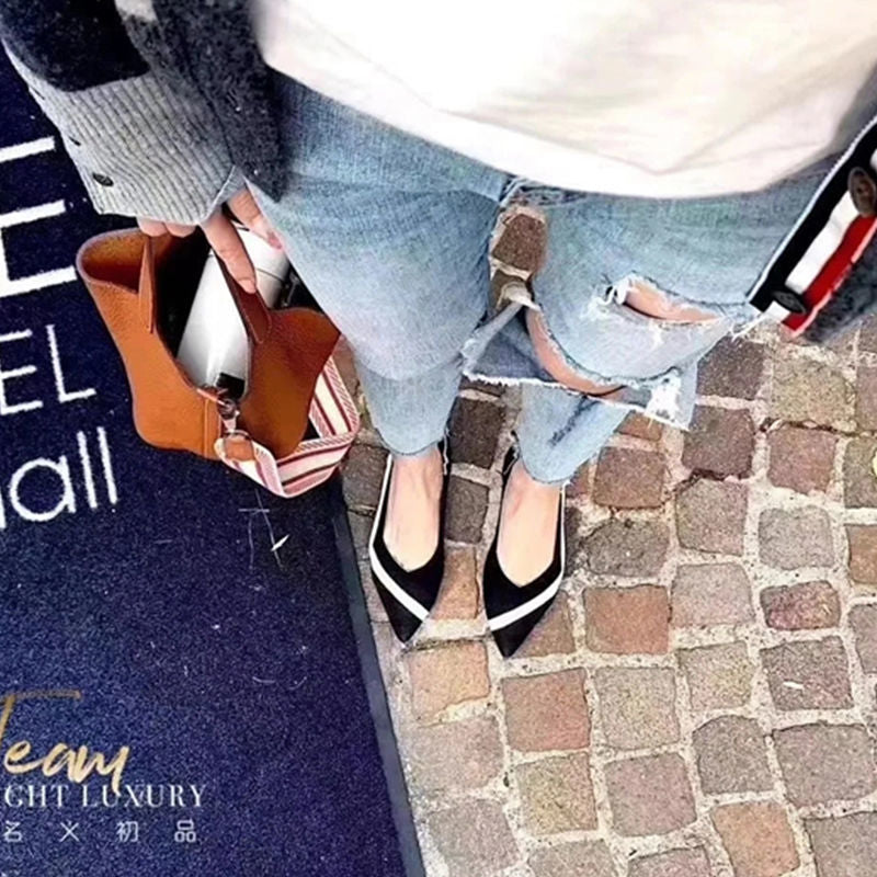 尖ったトゥの浅口フラットシューズ・シングルシューズ