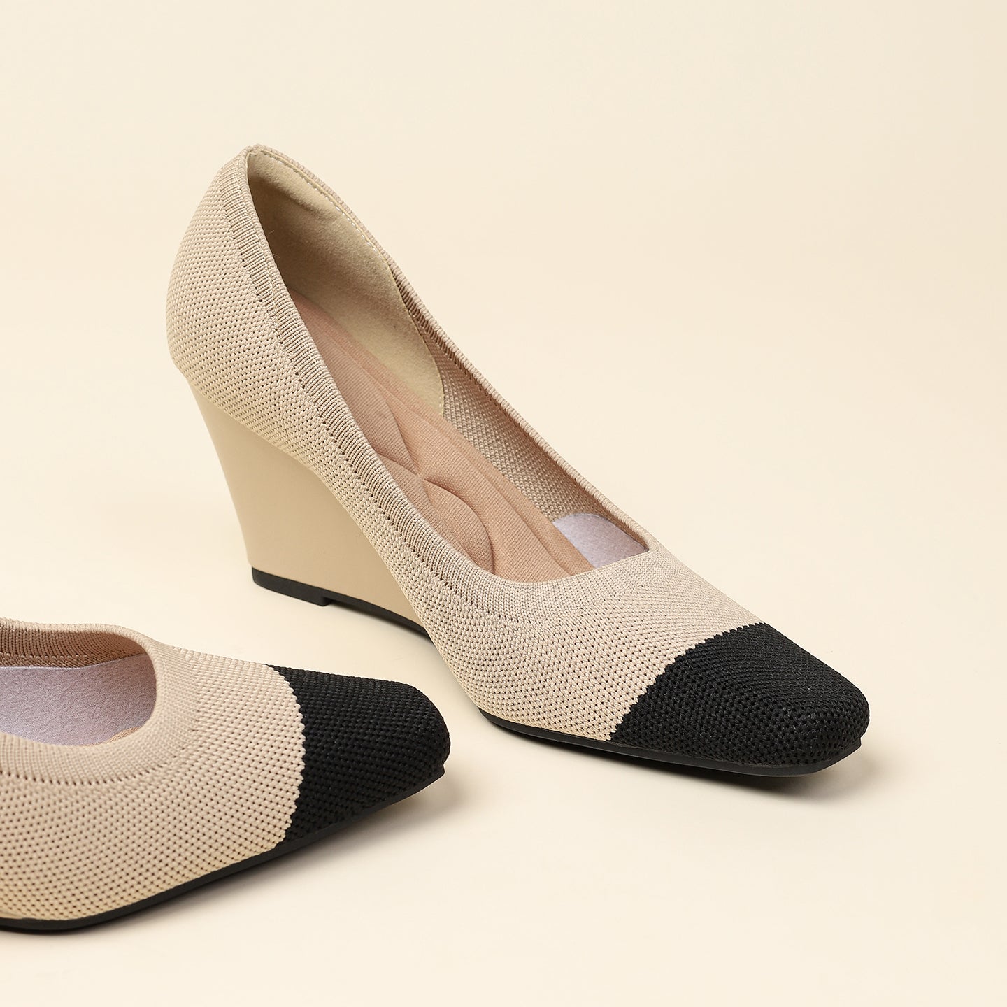 8cmウェッジヒールのストレッチニットパンプス