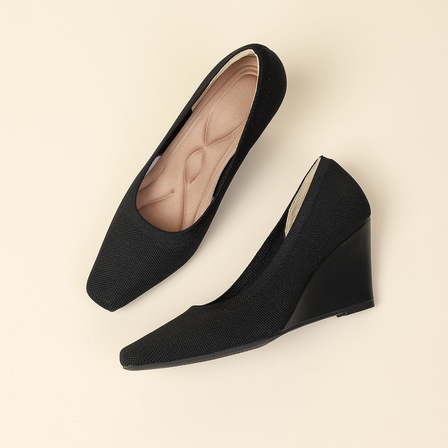 8cmウェッジヒールのストレッチニットパンプス