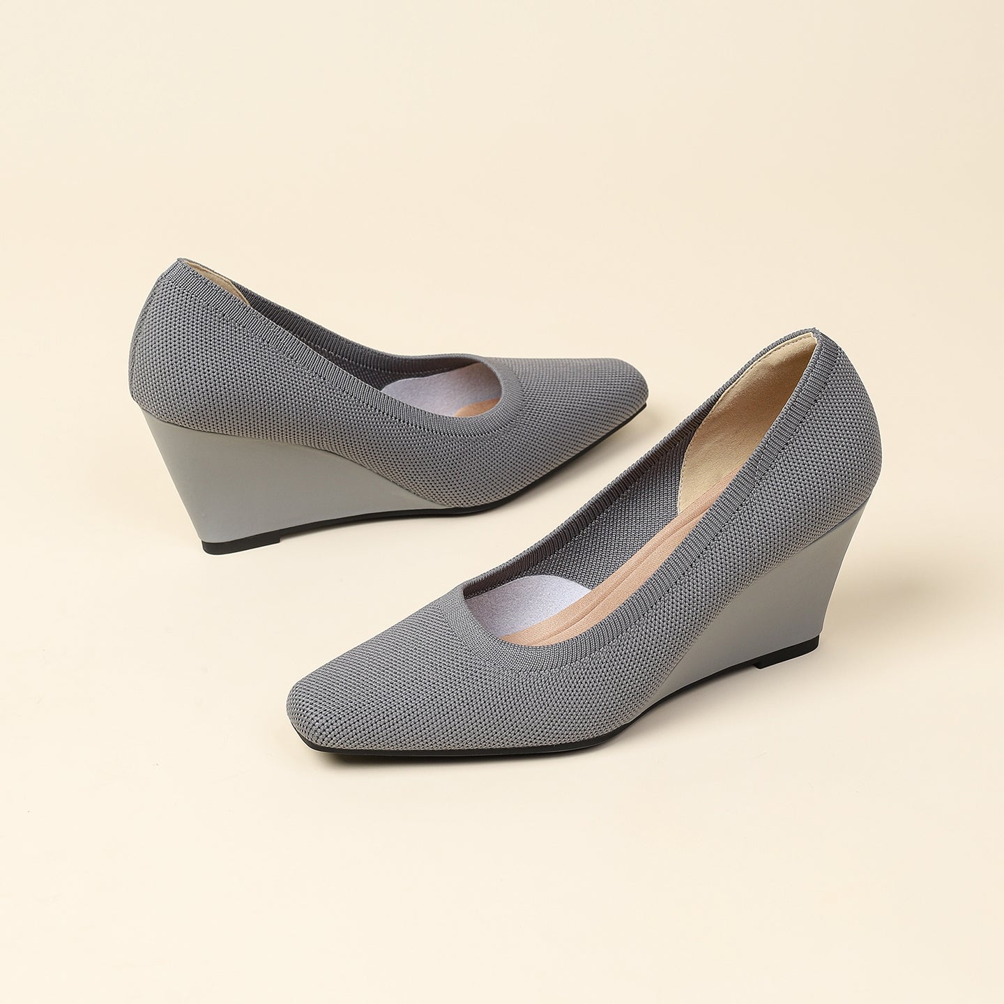 8cmウェッジヒールのストレッチニットパンプス