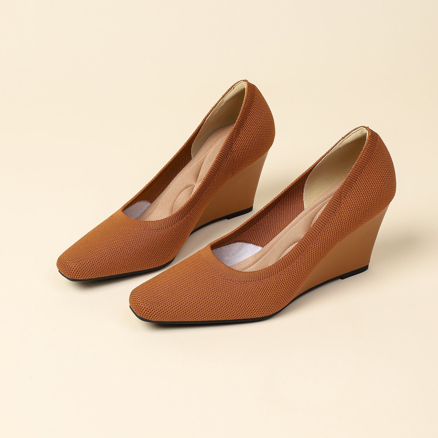 8cmウェッジヒールのストレッチニットパンプス