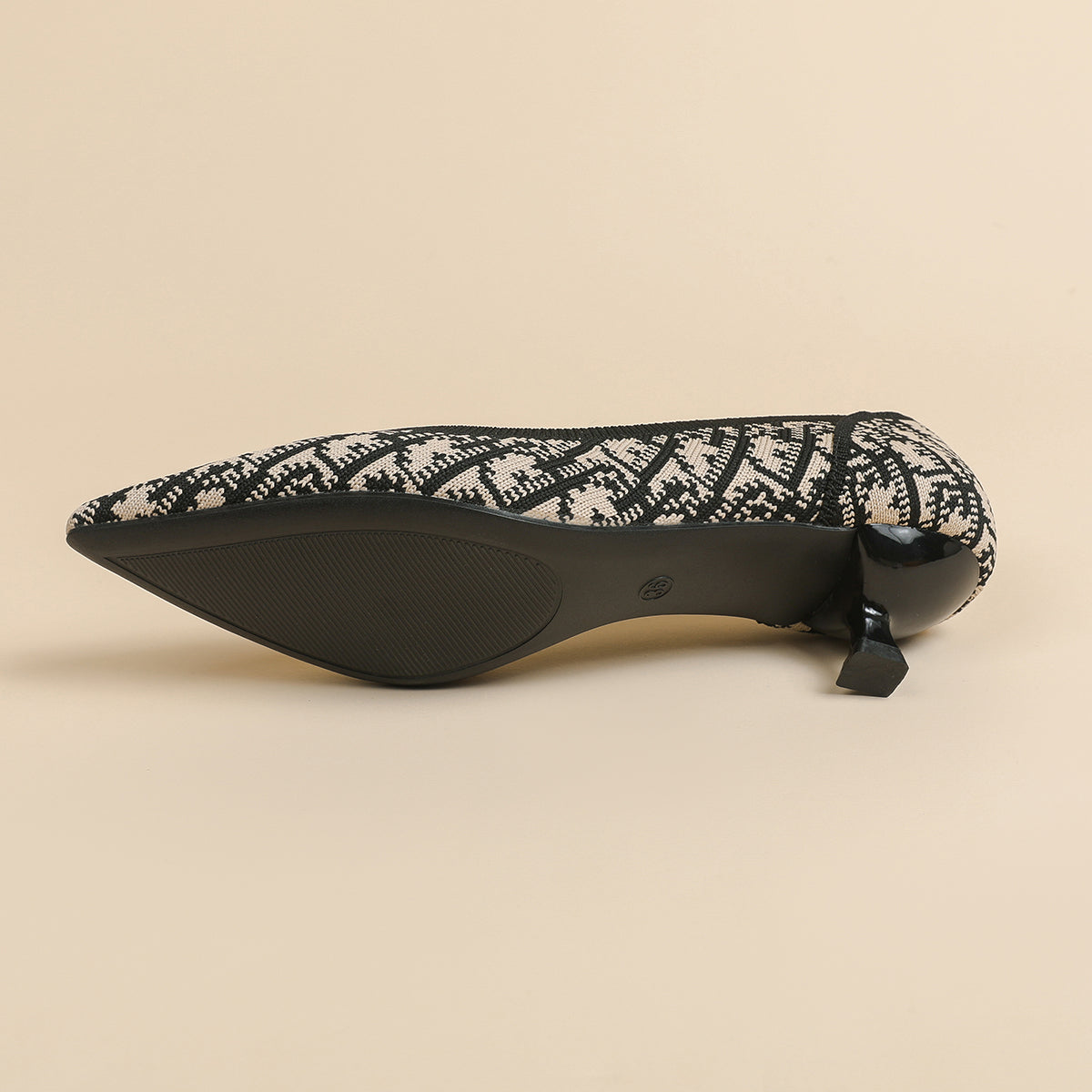 尖ったトゥの浅口プリンセスパンプス・ミドルハイヒール