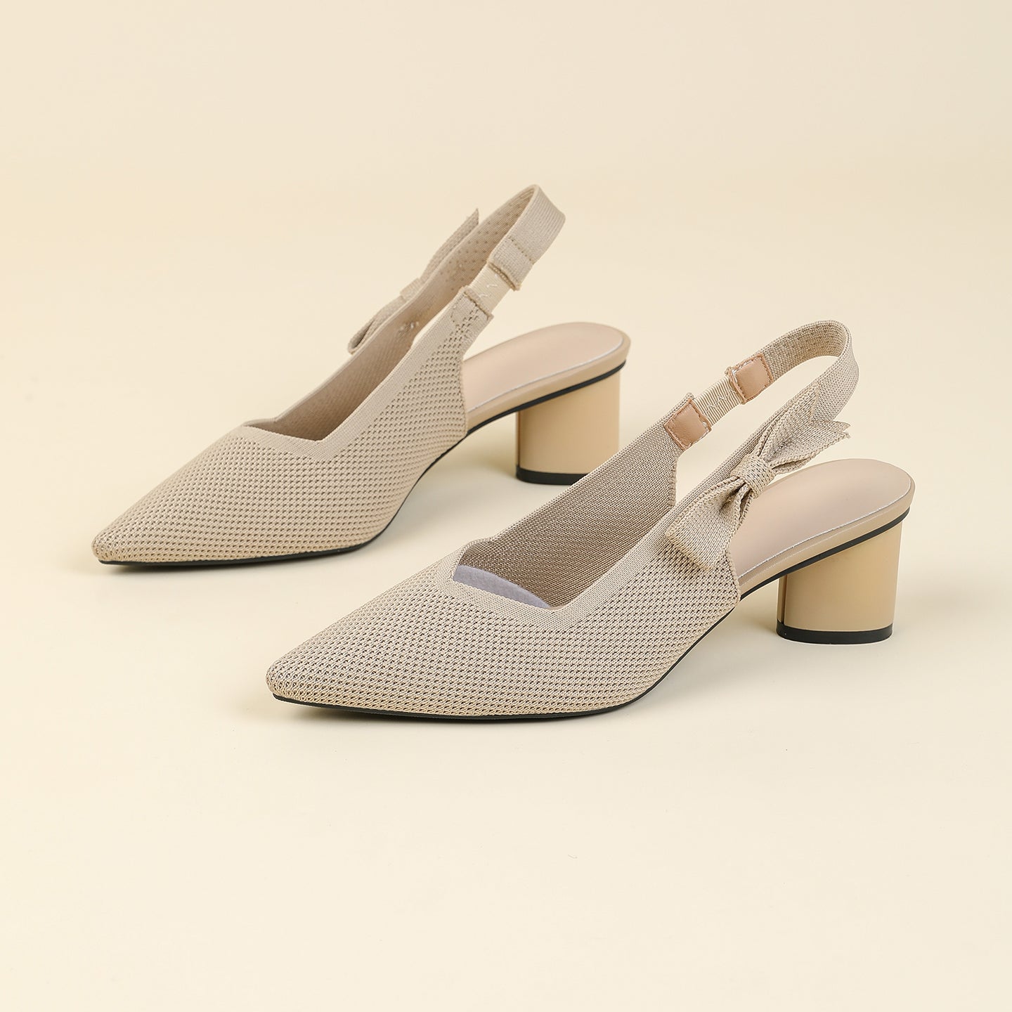 上品な尖頭デザインの後ろリボン付き太ヒールサンダル