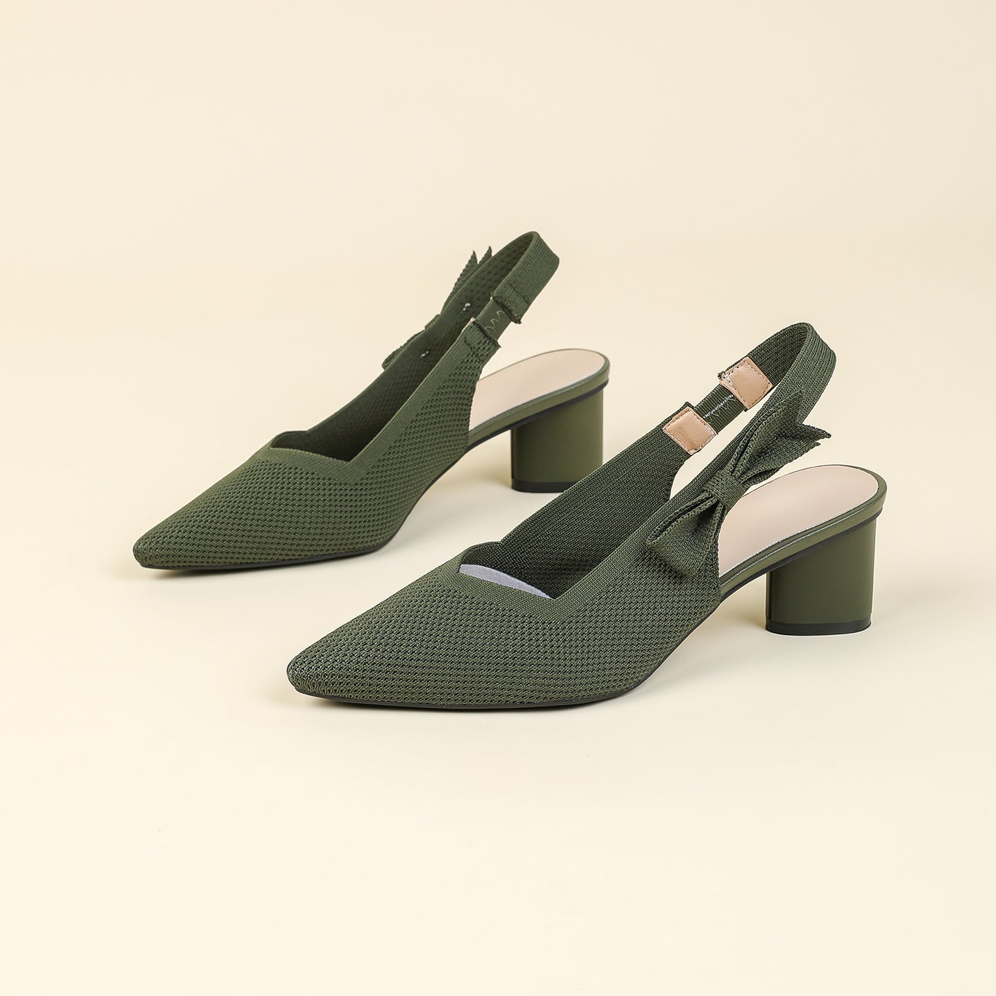 上品な尖頭デザインの後ろリボン付き太ヒールサンダル