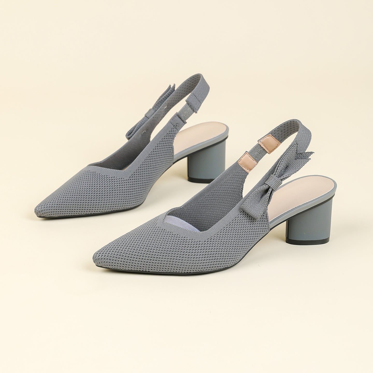 上品な尖頭デザインの後ろリボン付き太ヒールサンダル
