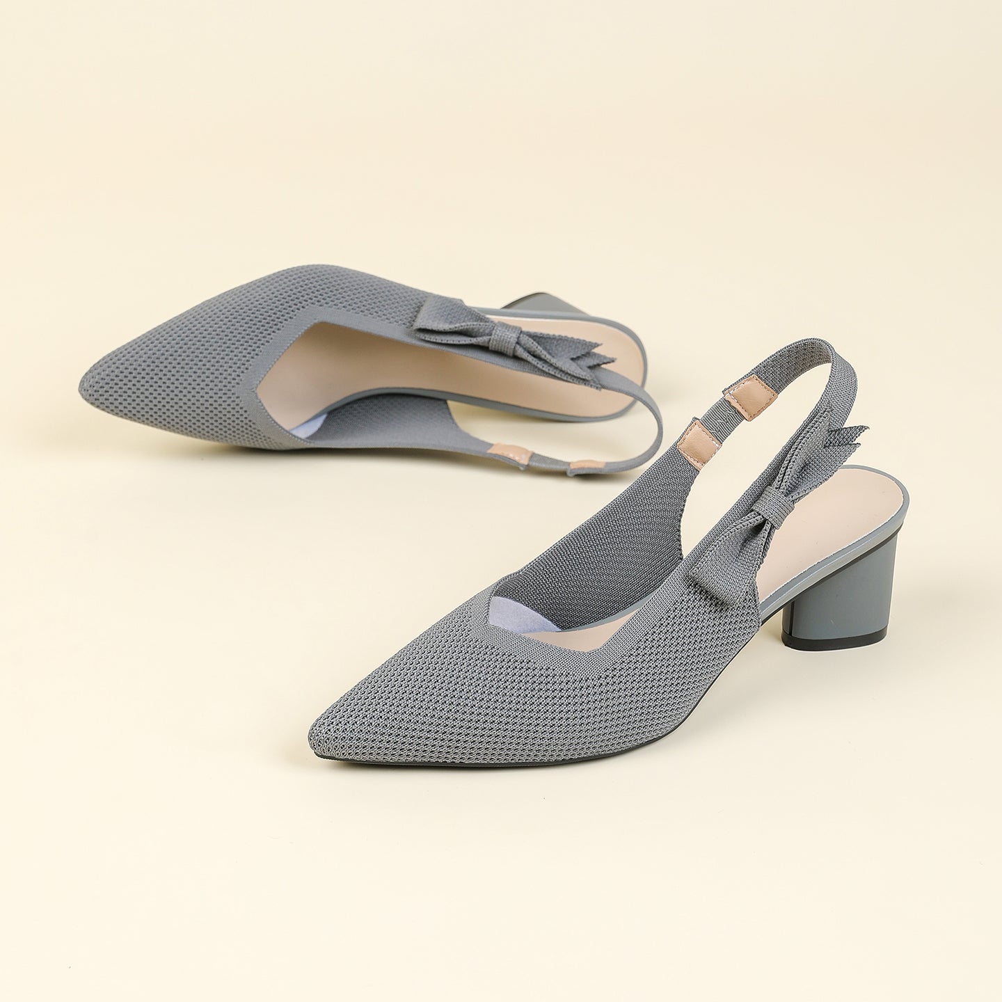 上品な尖頭デザインの後ろリボン付き太ヒールサンダル