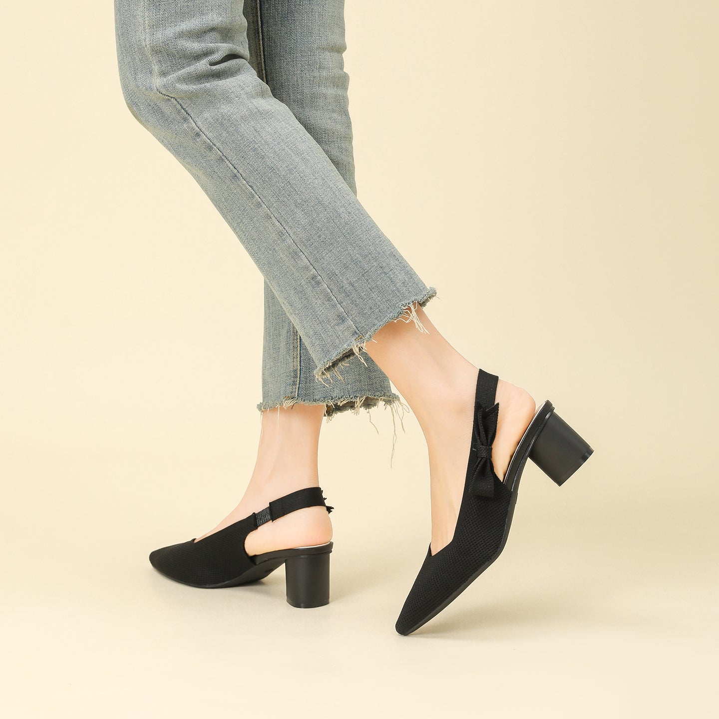 上品な尖頭デザインの後ろリボン付き太ヒールサンダル