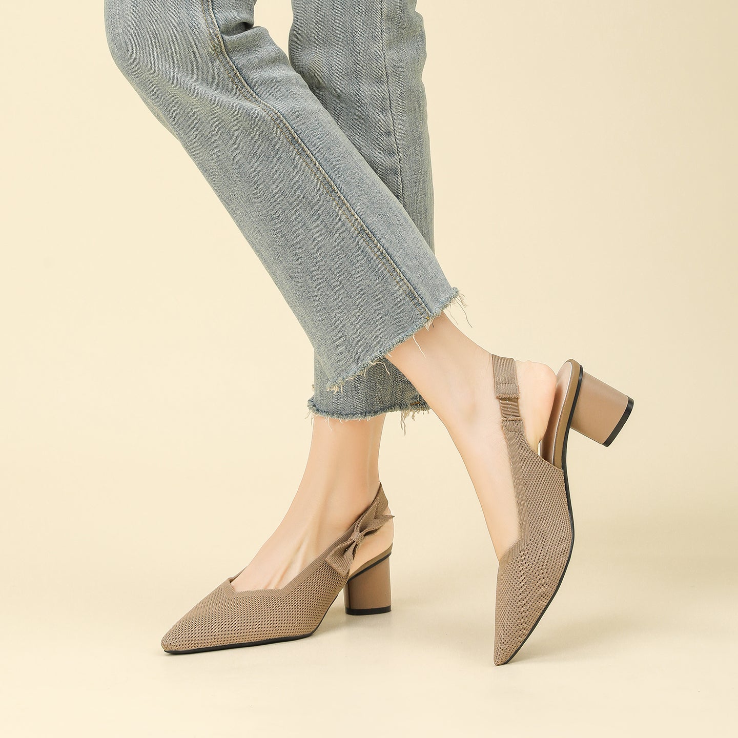 上品な尖頭デザインの後ろリボン付き太ヒールサンダル