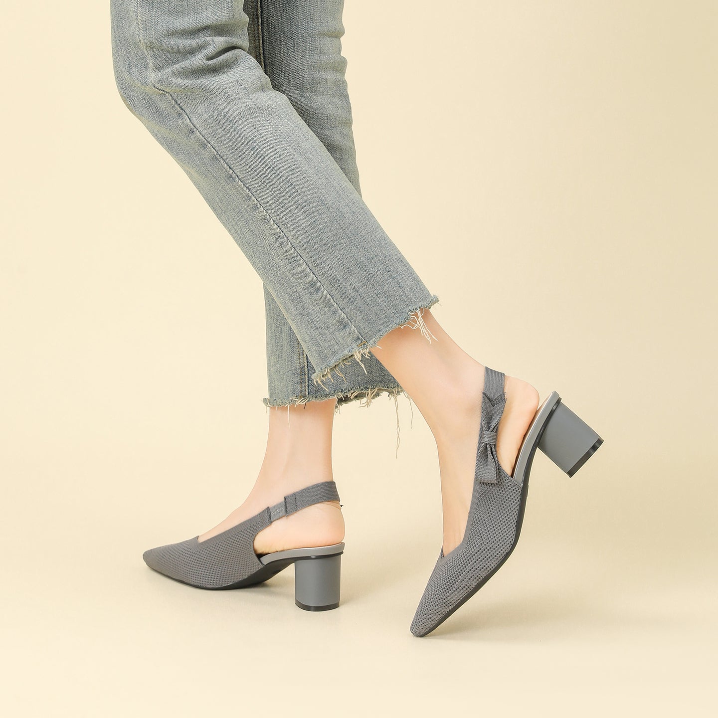 上品な尖頭デザインの後ろリボン付き太ヒールサンダル