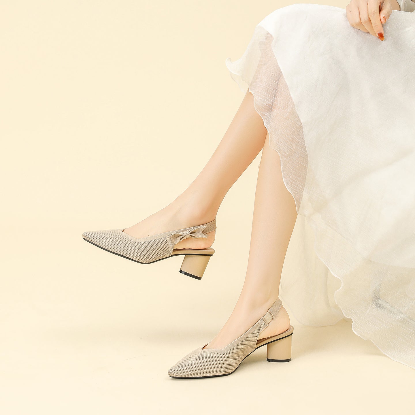 上品な尖頭デザインの後ろリボン付き太ヒールサンダル