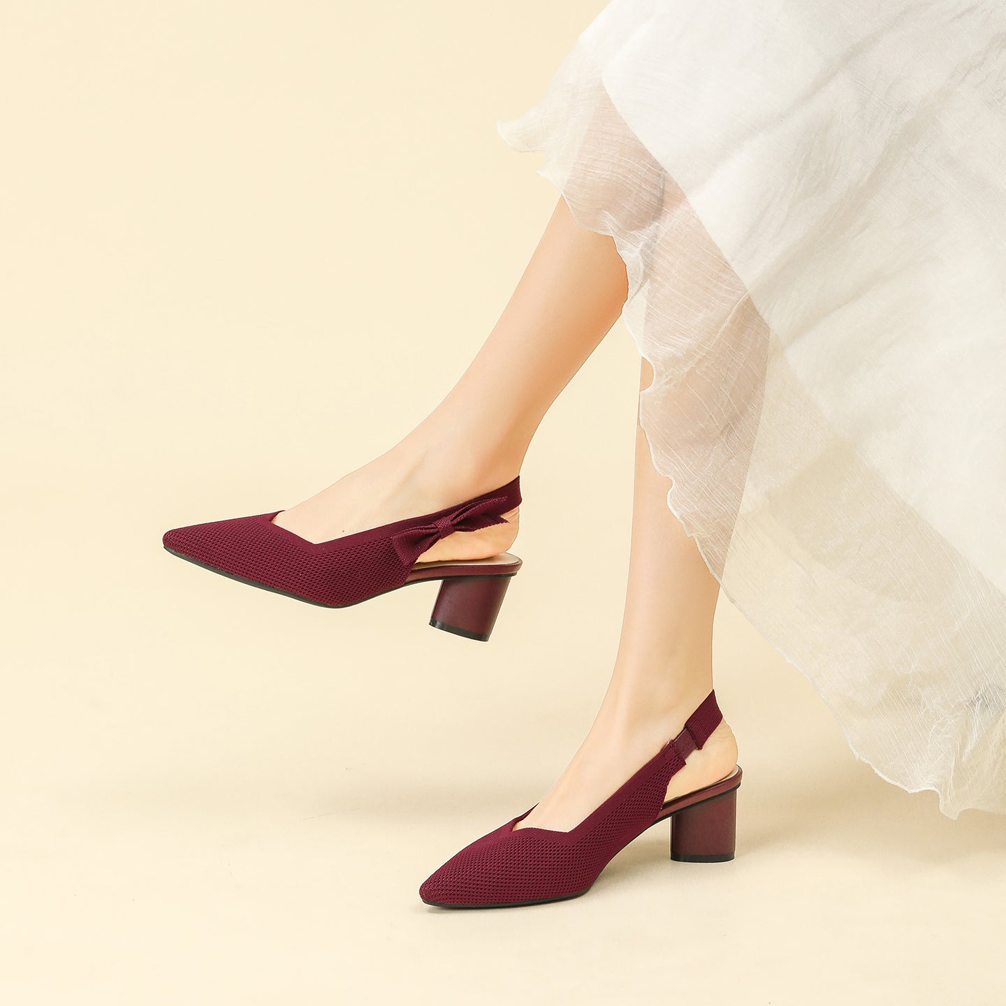 上品な尖頭デザインの後ろリボン付き太ヒールサンダル