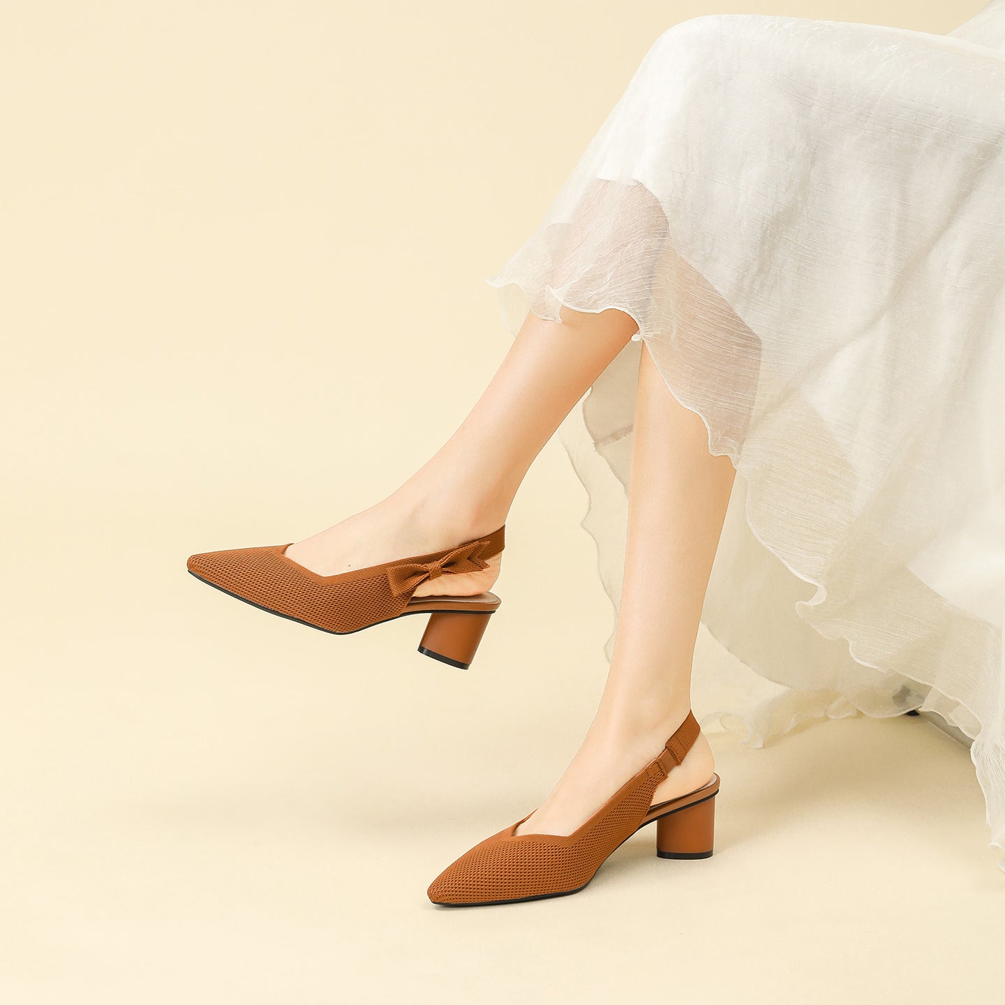 上品な尖頭デザインの後ろリボン付き太ヒールサンダル