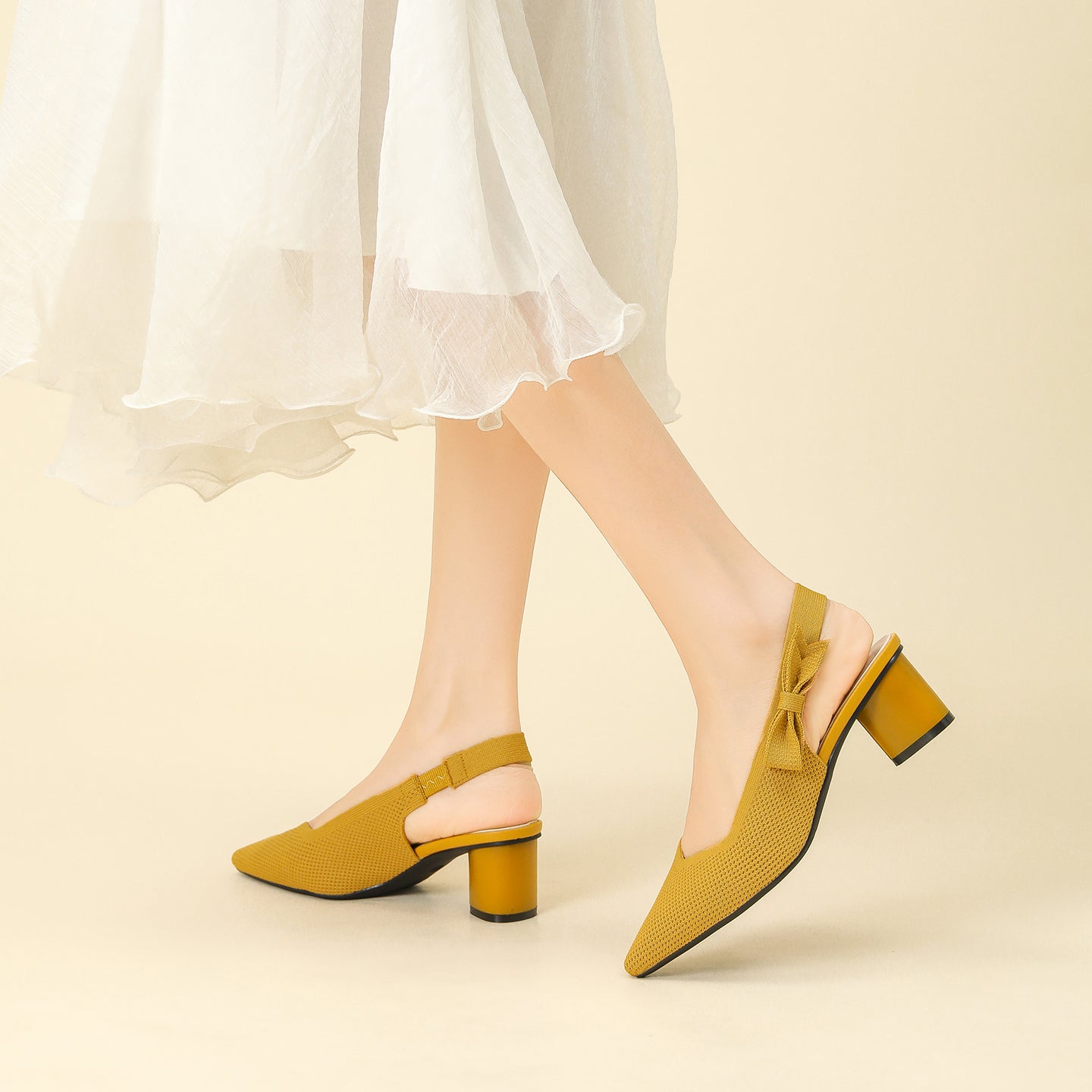 上品な尖頭デザインの後ろリボン付き太ヒールサンダル