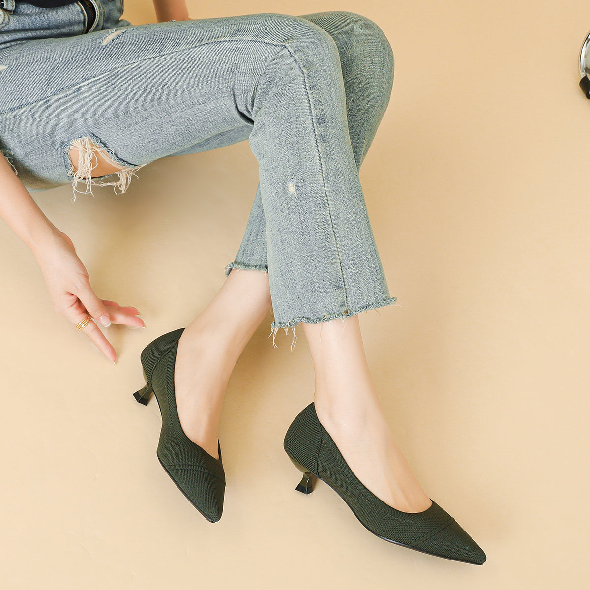 ポインテッドトゥ 浅口 4cmキトゥンヒール パンプス