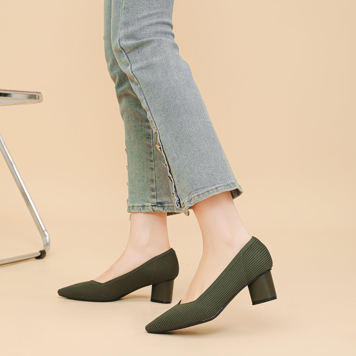 尖トゥVカット太ヒールパンプス(6cmヒール)