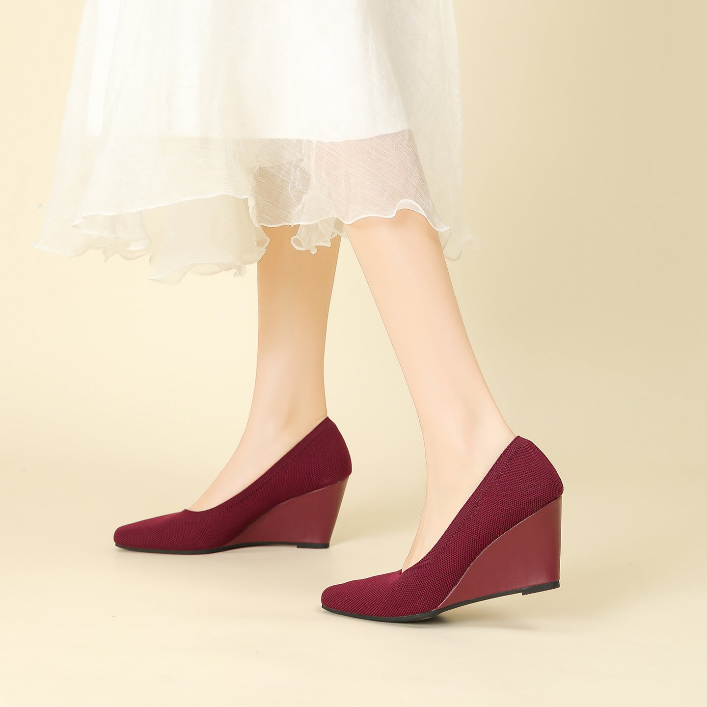 8cmウェッジヒールのストレッチニットパンプス