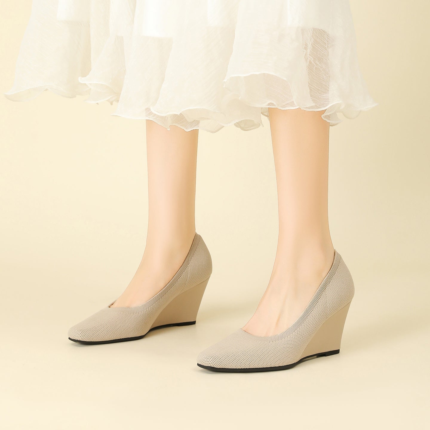 8cmウェッジヒールのストレッチニットパンプス