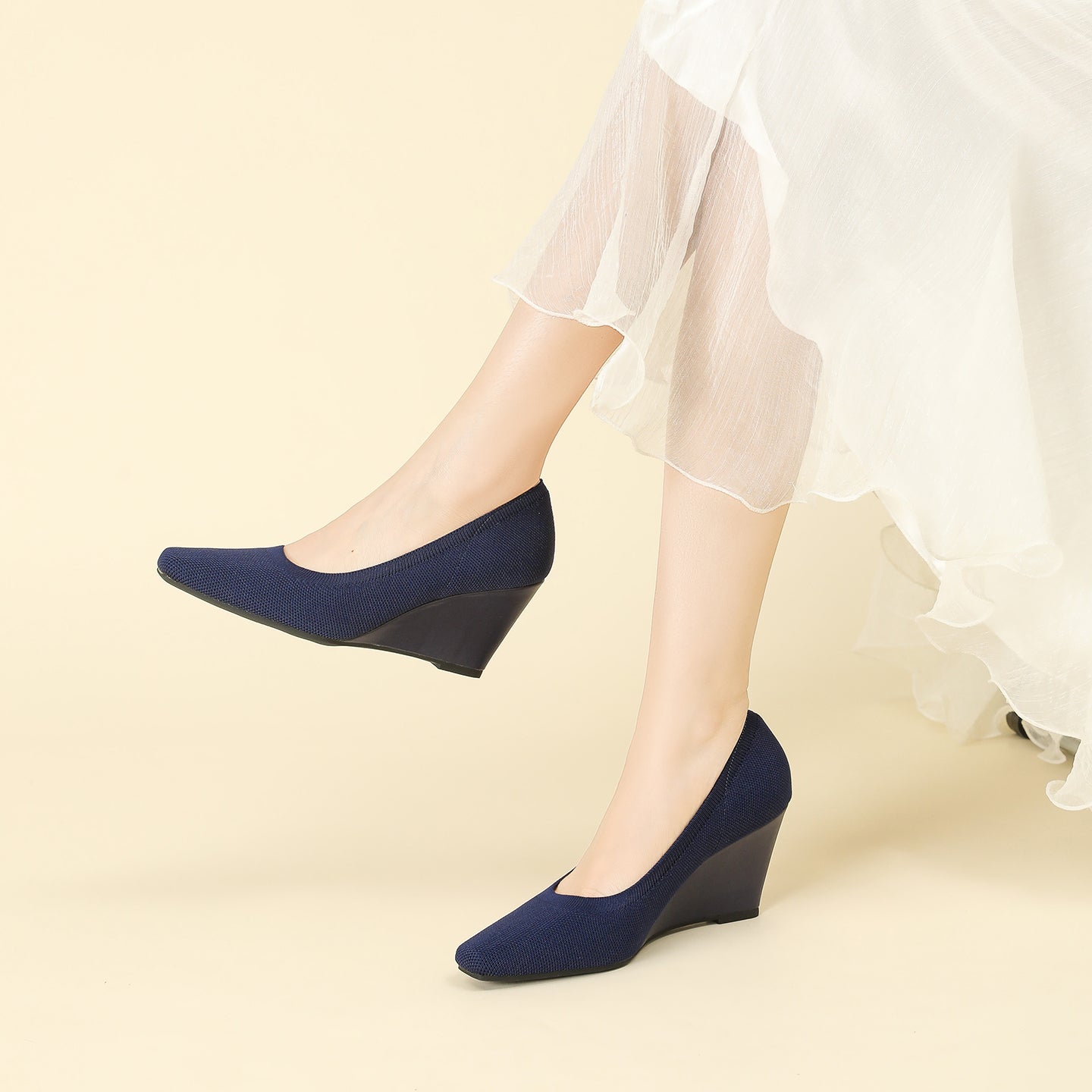 8cmウェッジヒールのストレッチニットパンプス