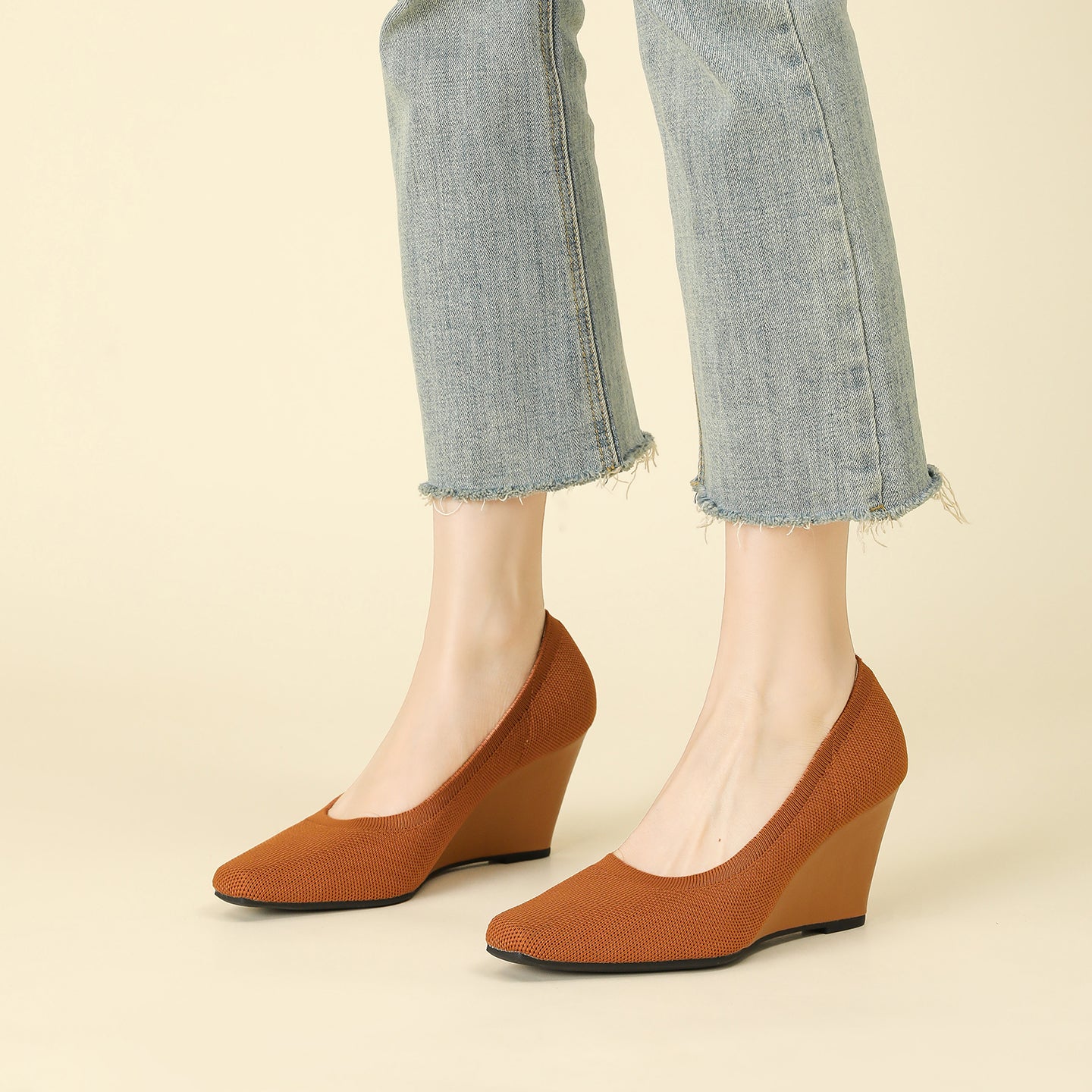 8cmウェッジヒールのストレッチニットパンプス