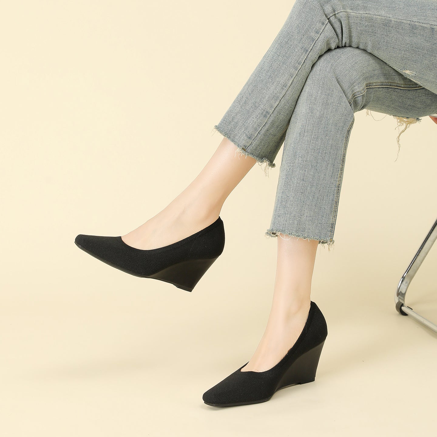 8cmウェッジヒールのストレッチニットパンプス