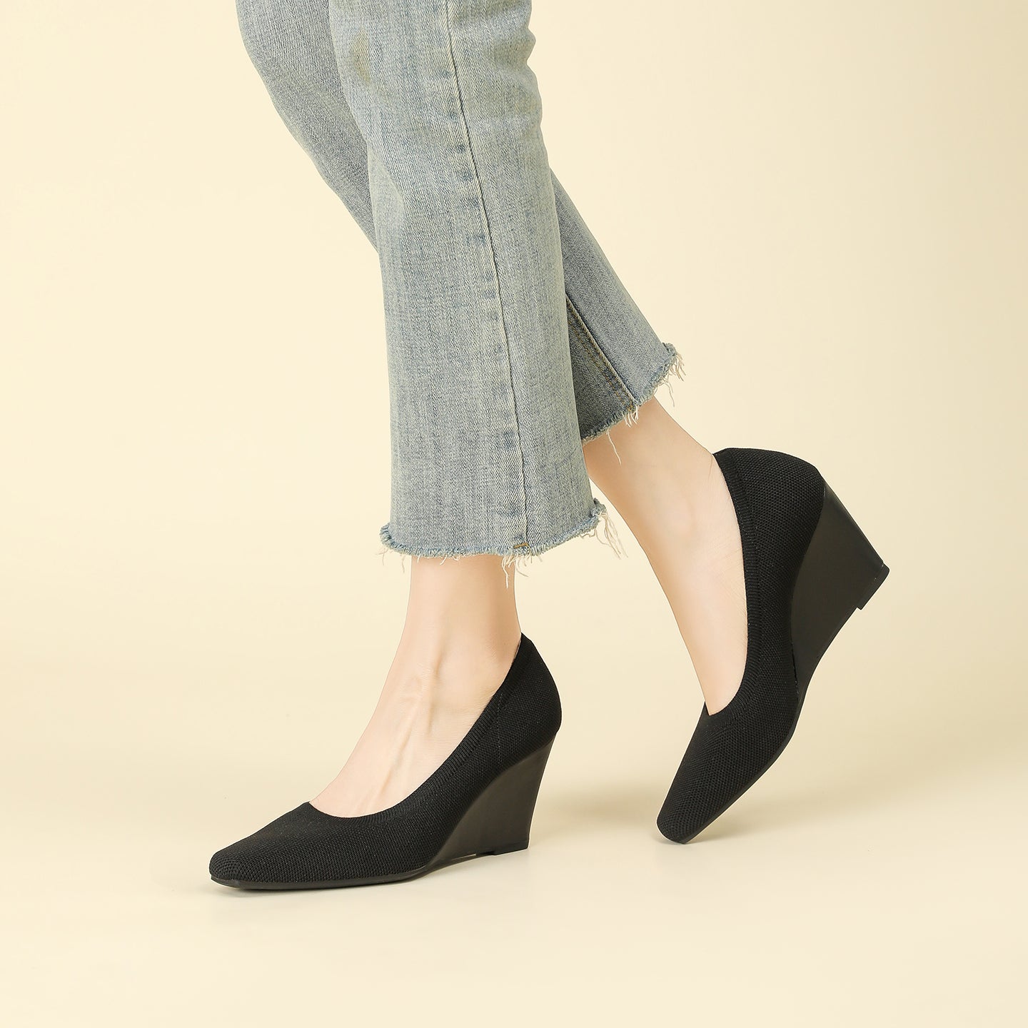 8cmウェッジヒールのストレッチニットパンプス