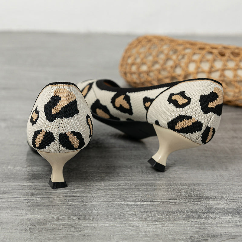 尖ったトゥの浅口プリンセスパンプス・ミドルハイヒール