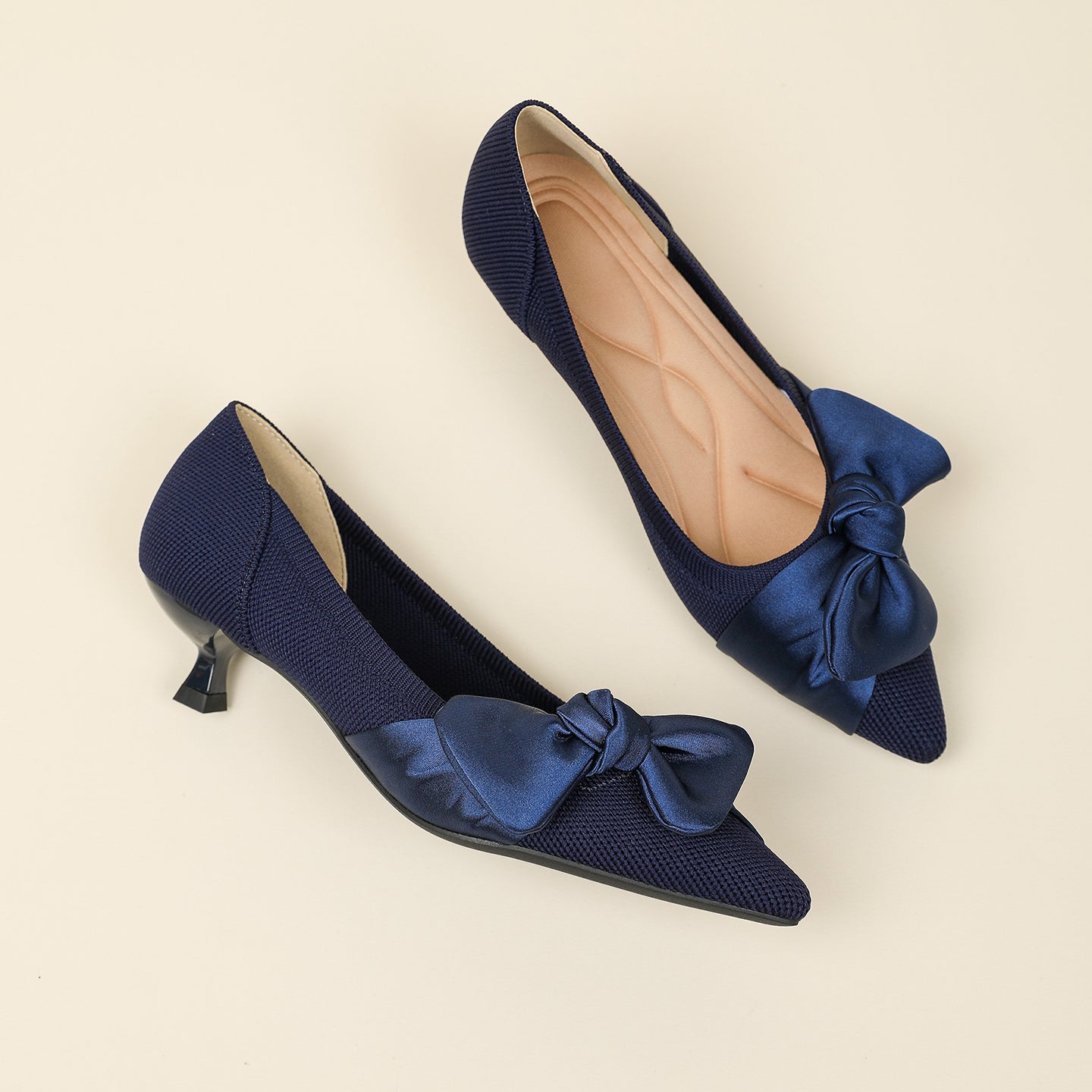 尖頭リボン付きキャットヒールシューズ