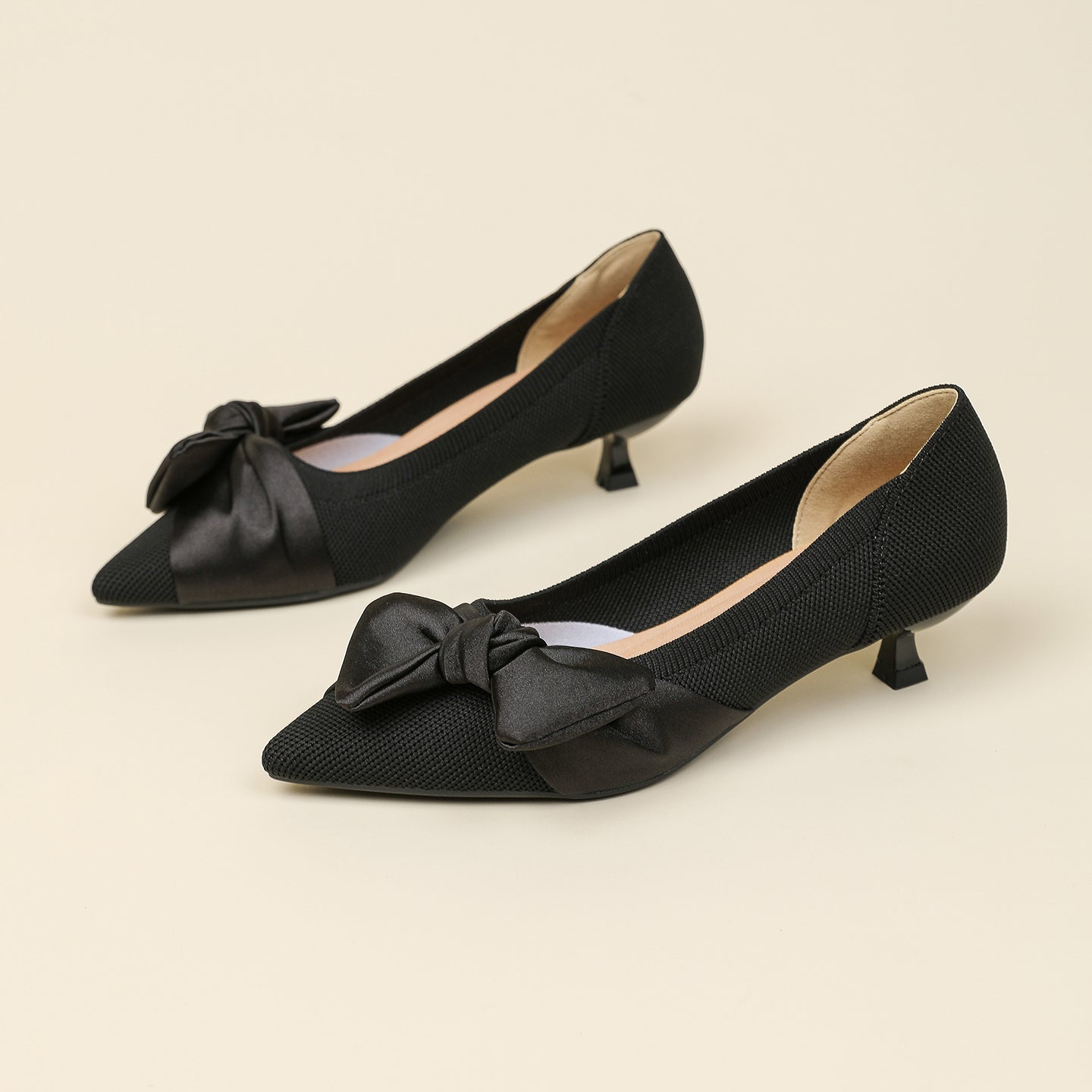 尖頭リボン付きキャットヒールシューズ