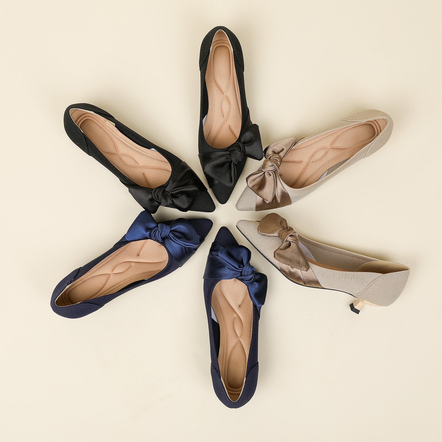 尖頭リボン付きキャットヒールシューズ