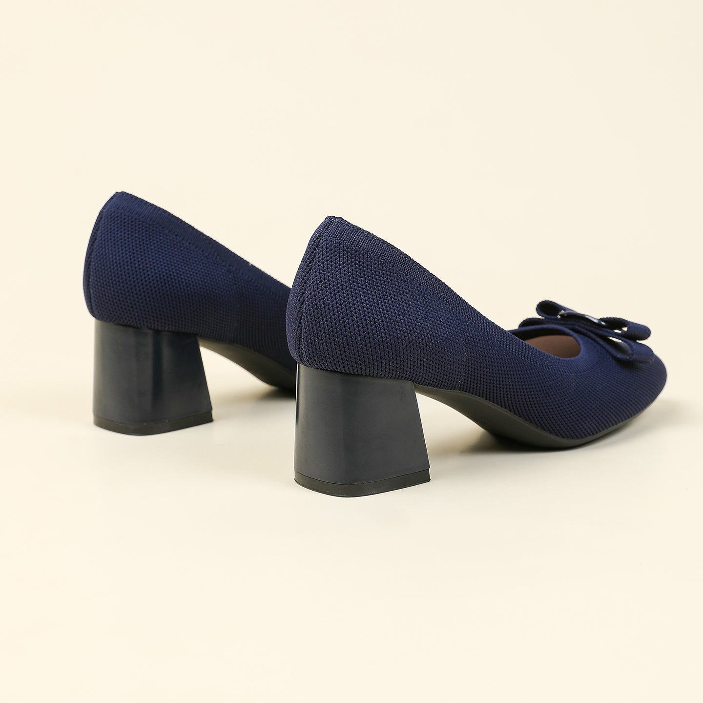 リボン付きチャンキーヒールパンプス