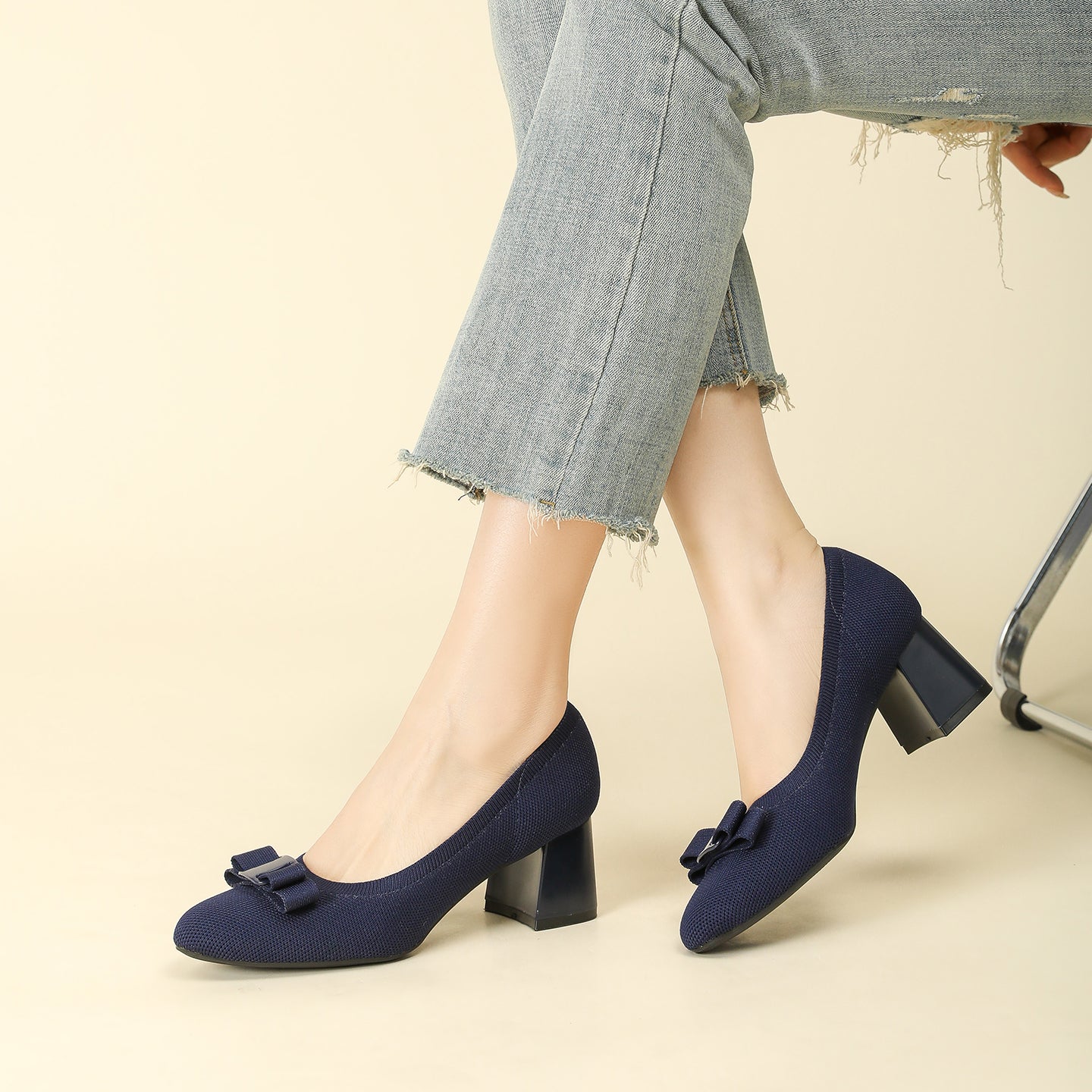 リボン付きチャンキーヒールパンプス