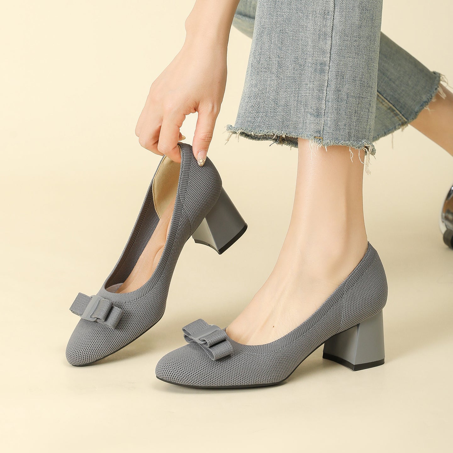 リボン付きチャンキーヒールパンプス