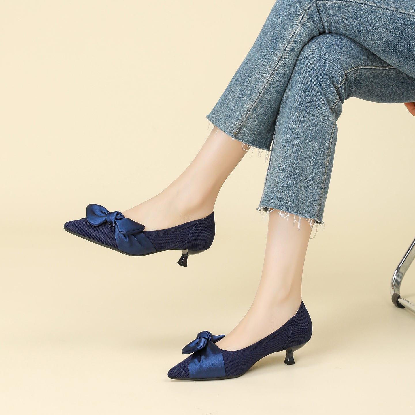 尖頭リボン付きキャットヒールシューズ