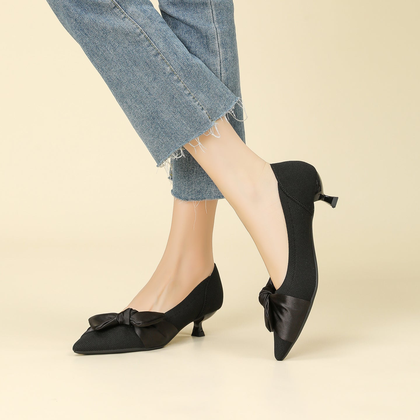 尖頭リボン付きキャットヒールシューズ
