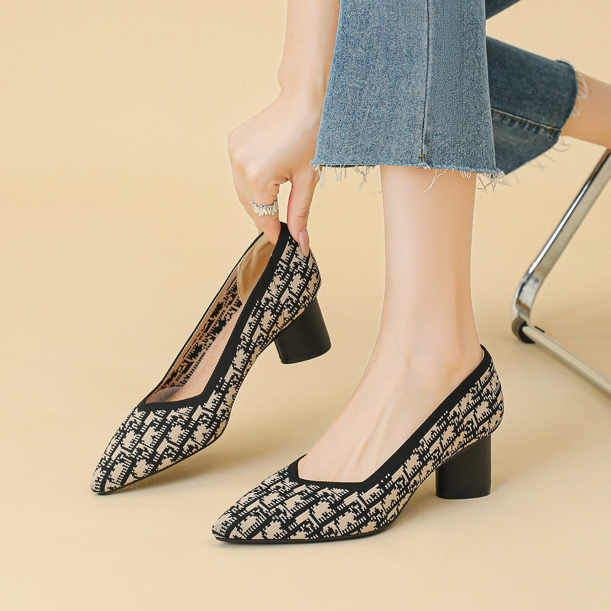 尖トゥVカット太ヒールパンプス(6cmヒール)