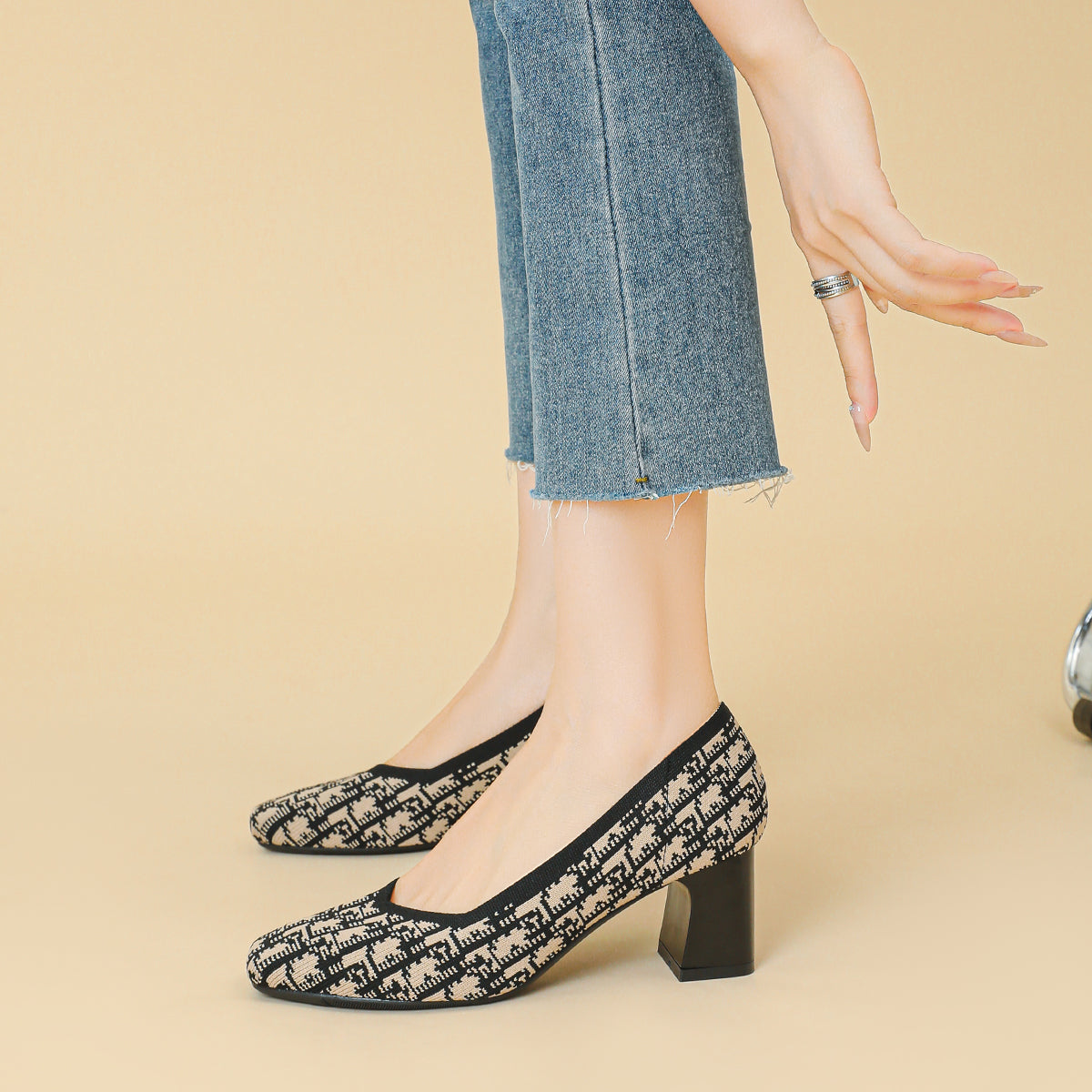 スクエアトゥVカット粗ヒールパンプス(6cmハイヒール)