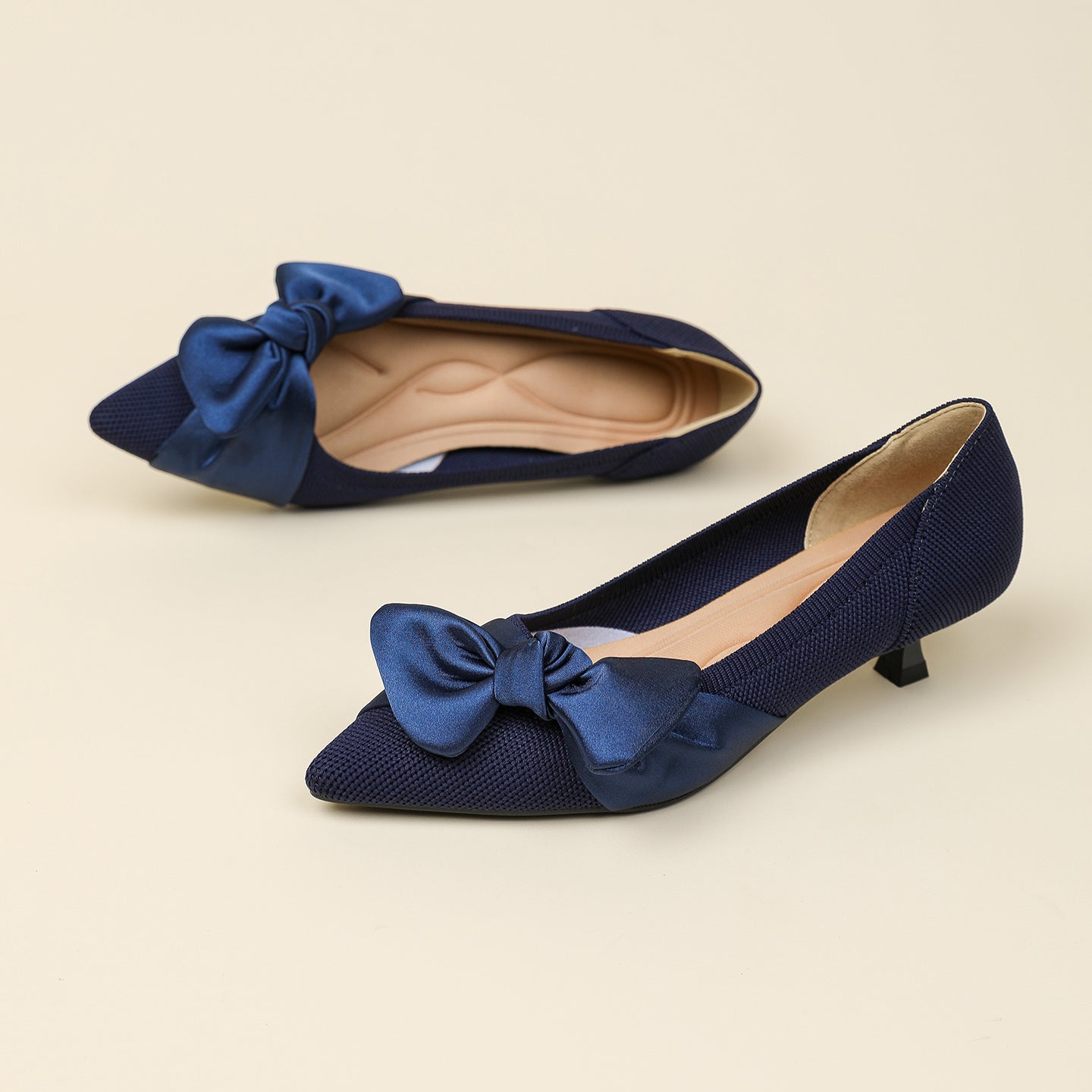 尖頭リボン付きキャットヒールシューズ