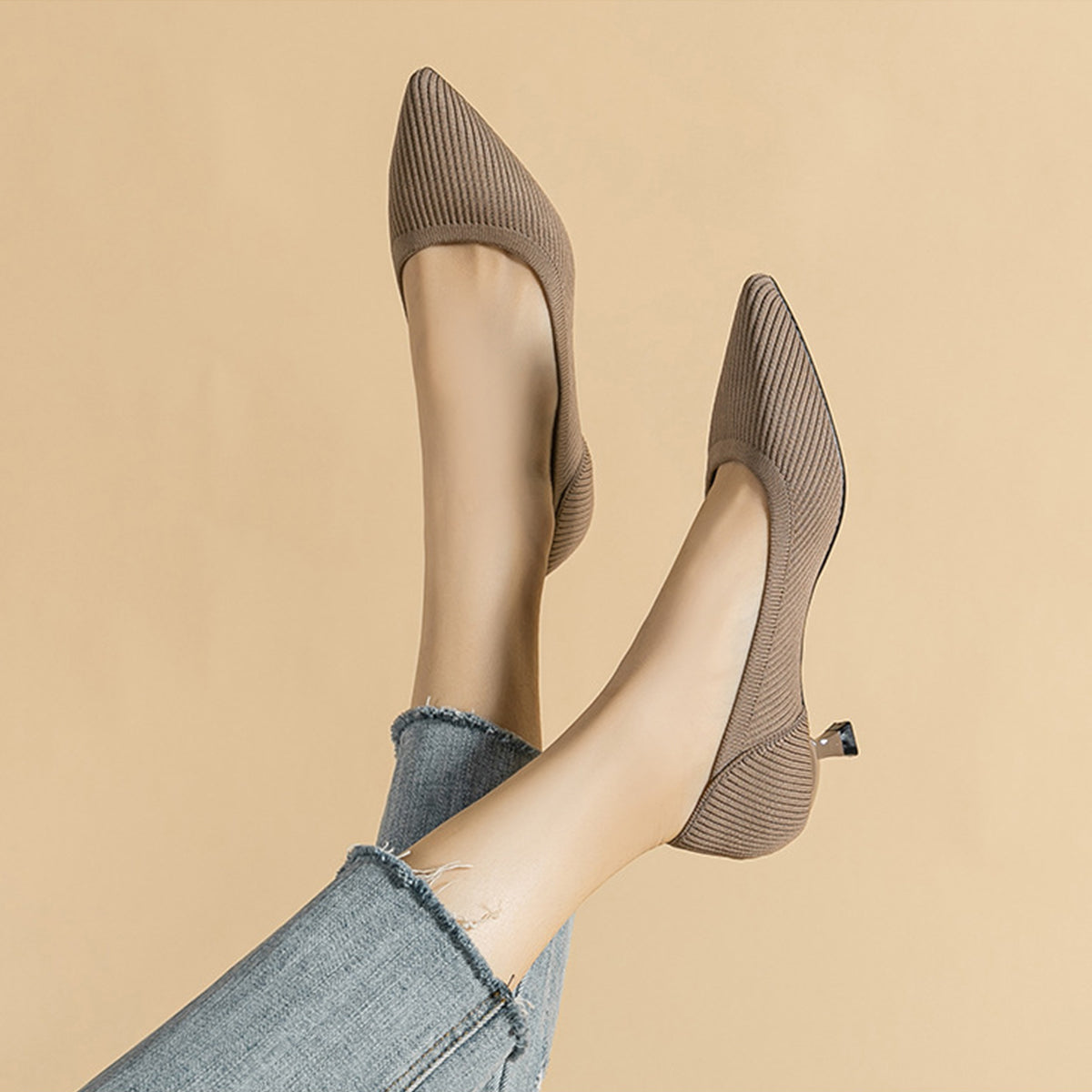 尖ったトゥの浅口プリンセスパンプス・ミドルハイヒール