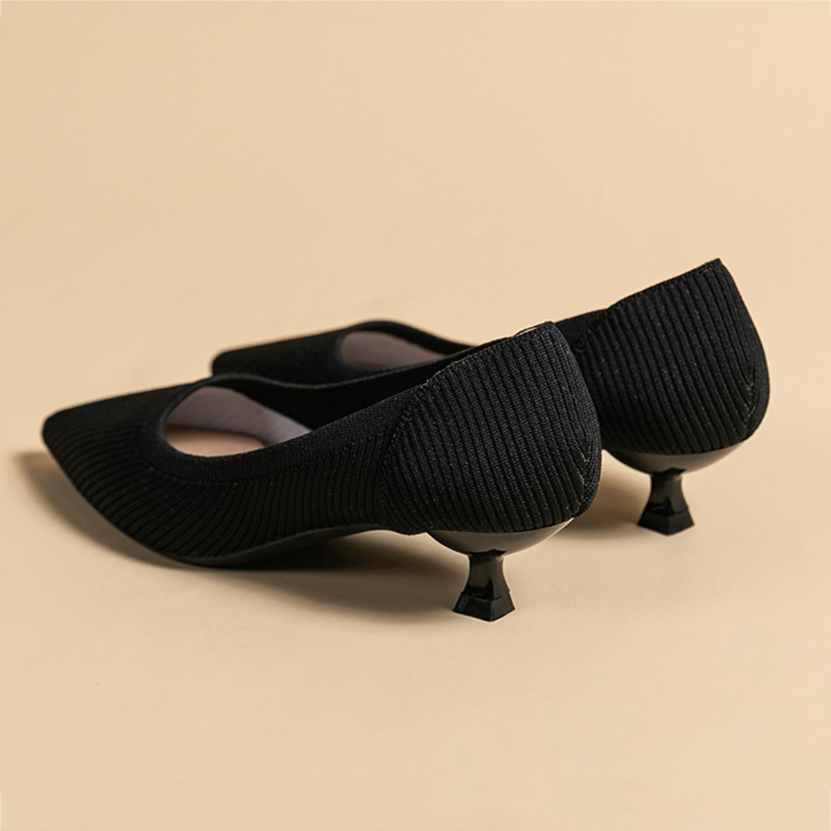 尖ったトゥの浅口プリンセスパンプス・ミドルハイヒール