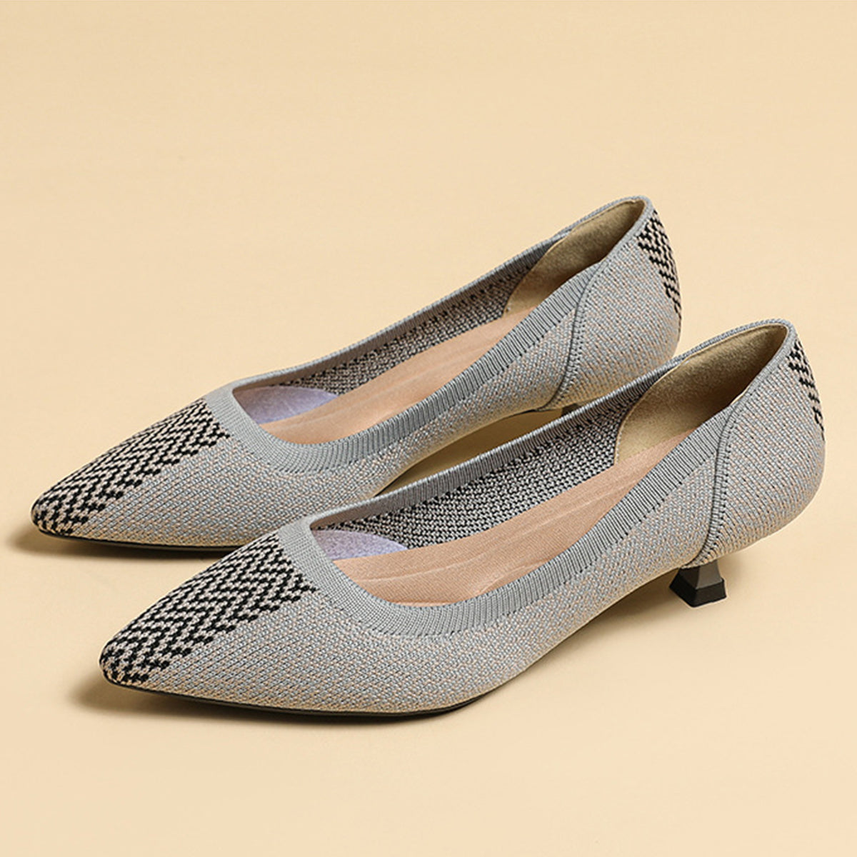 尖ったトゥの浅口プリンセスパンプス・ミドルハイヒール