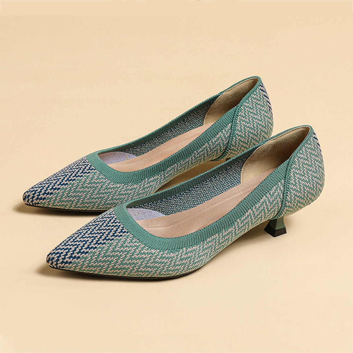 尖ったトゥの浅口プリンセスパンプス・ミドルハイヒール