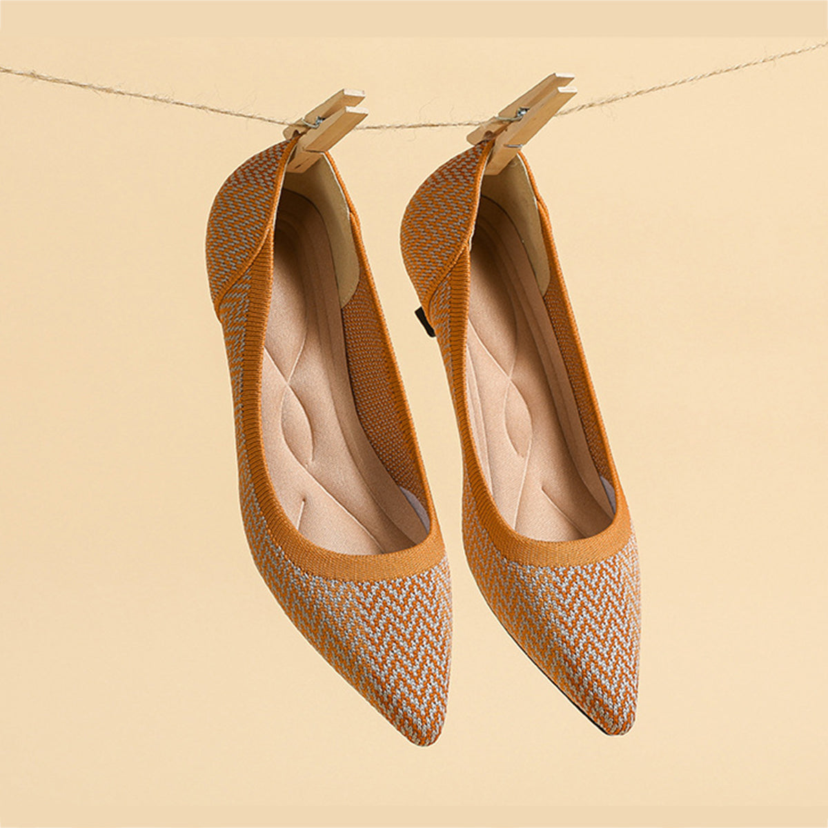 尖ったトゥの浅口プリンセスパンプス・ミドルハイヒール