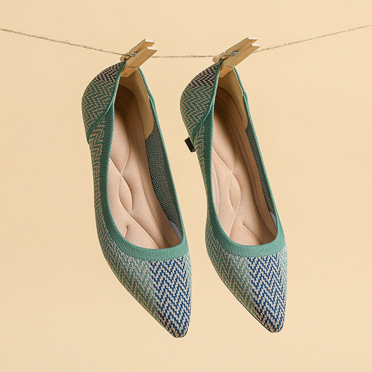 尖ったトゥの浅口プリンセスパンプス・ミドルハイヒール