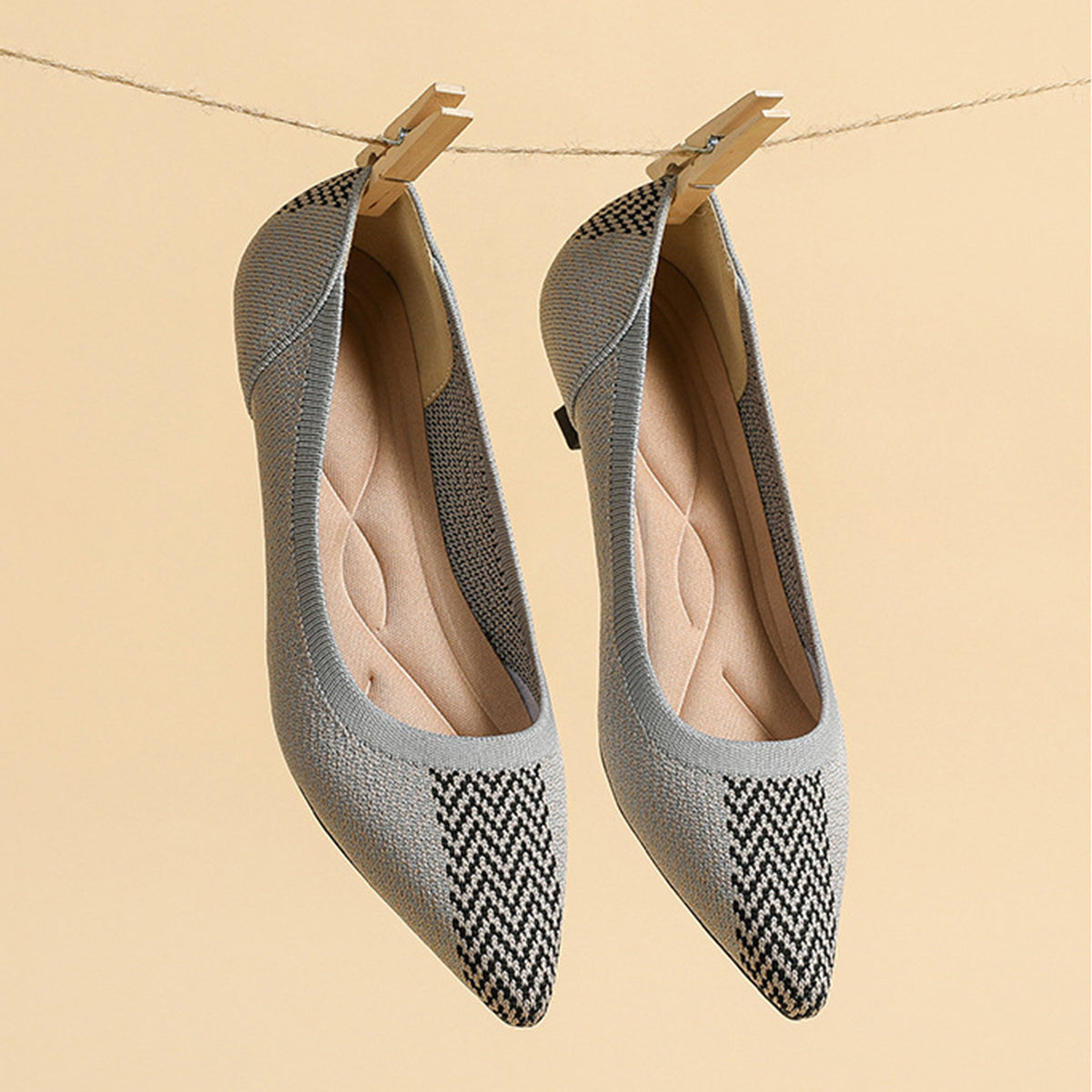 尖ったトゥの浅口プリンセスパンプス・ミドルハイヒール