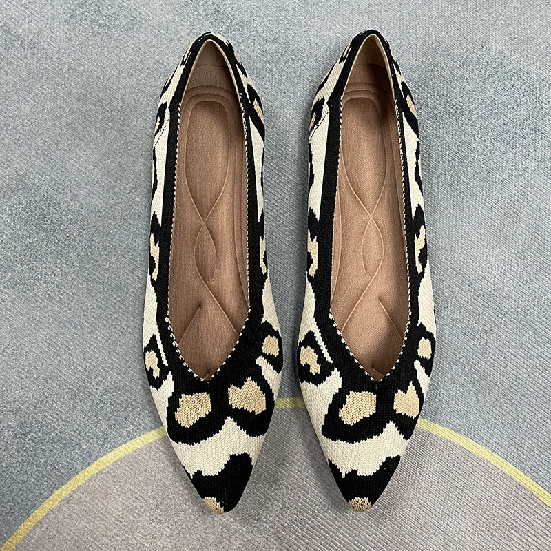 尖ったトゥの浅口フラットシューズ・シングルシューズ